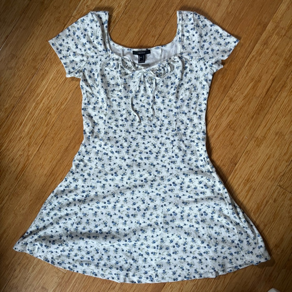 Forever 21 White and Blue Floral Short Sleeve Dress